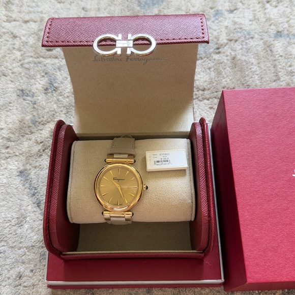 Women Salvatore Ferragamo watch pearly croc leather strap and yellow gold face. - Picture 1 of 12